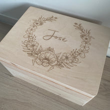 Afbeelding in Gallery-weergave laden, Gepersonaliseerd - Memorybox L met eigen ontwerp (custom gravure) - L (40x30x23 cm)