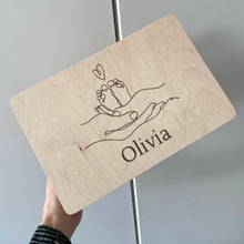 Afbeelding in Gallery-weergave laden, SHOWMODEL OLIVIA - Memorybox S met naam Olivia en lijntekening (30x20x13 cm)