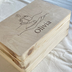 SHOWMODEL OLIVIA - Memorybox S met naam Olivia en lijntekening (30x20x13 cm)