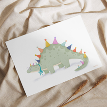 Afbeelding in Gallery-weergave laden, Kaart - Dino met feesthoedjes (A6 formaat)