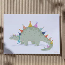 Afbeelding in Gallery-weergave laden, Kaart - Dino met feesthoedjes (A6 formaat)